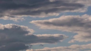 2020 yılında gökyüzünde farklı yönlerde kara bulutlar süzülür.