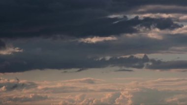 2020 yılında gökyüzünde farklı yönlerde kara bulutlar süzülür.