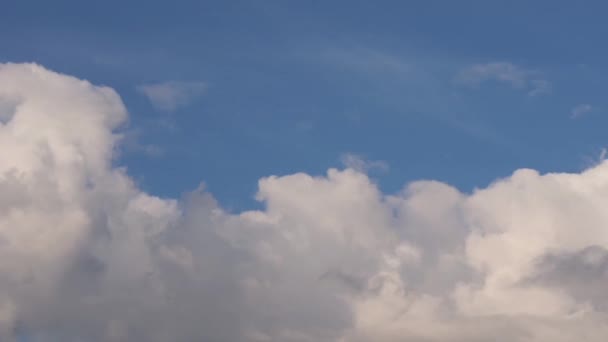 Nubes Oscuras Flotan Través Del Cielo Por Noche Diferentes Direcciones — Vídeos de Stock