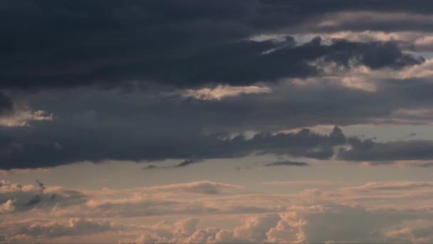 Dunkle Wolken Ziehen Abend Verschiedene Richtungen Über Den Himmel — Stockvideo