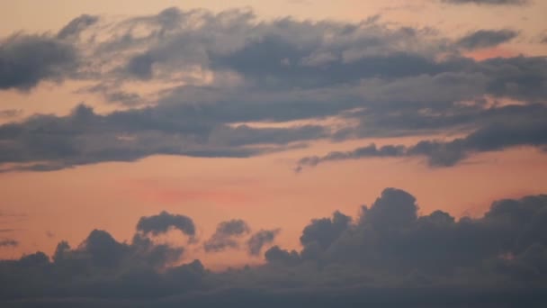 Nubes Oscuras Flotan Través Del Cielo Por Noche Diferentes Direcciones — Vídeos de Stock