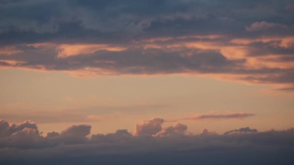 Donkere Wolken Zweven Avonds Door Lucht Verschillende Richtingen 2020 — Stockvideo