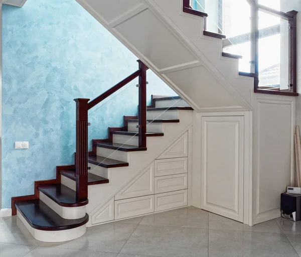 Elegante Diseño Interior Una Casa Privada Habitación Escalera Madera Segunda —  Fotos de Stock