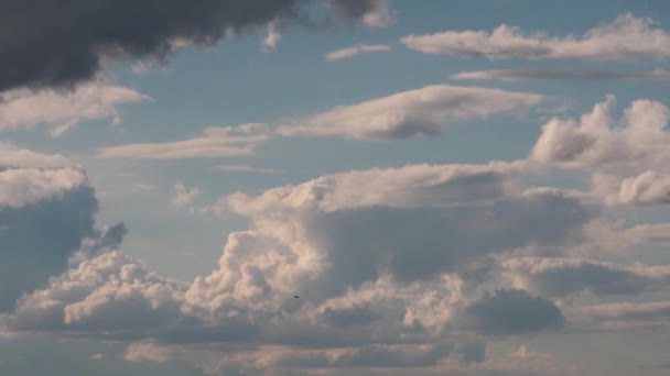 Dunkle Wolken Ziehen Abend Verschiedene Richtungen Über Den Himmel — Stockvideo