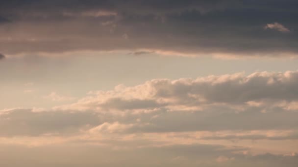 Nuages Sombres Flottent Travers Ciel Dans Soirée Dans Différentes Directions — Video