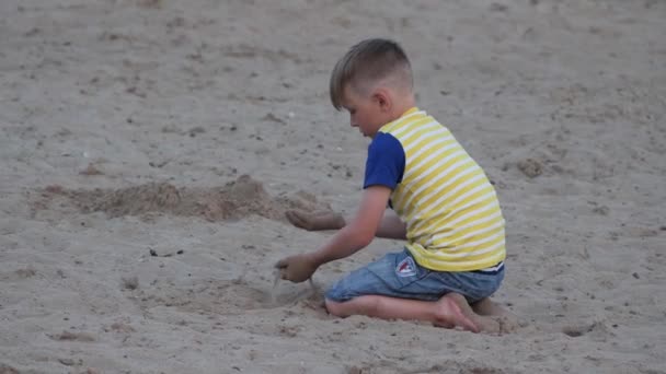 Çocuk Sahilin Kenarında Kumla Oynuyor — Stok video