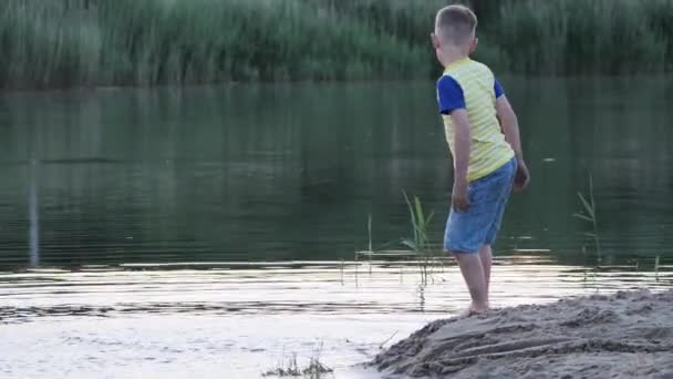 Jongen Speelt Avond Het Strand Aan Het Water — Stockvideo