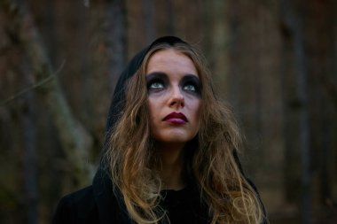 2020 'de karanlık bir çam ormanında cadı kız.