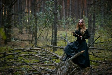 2020 'de karanlık bir çam ormanında cadı kız.
