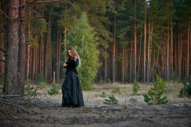 2020 'de karanlık bir çam ormanında cadı kız.