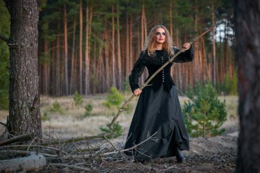 2020 'de karanlık bir çam ormanında cadı kız.