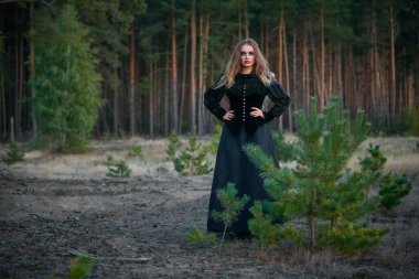 2020 'de karanlık bir çam ormanında cadı kız.