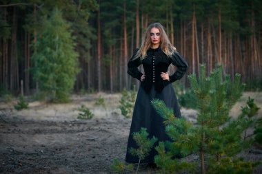 2020 'de karanlık bir çam ormanında cadı kız.