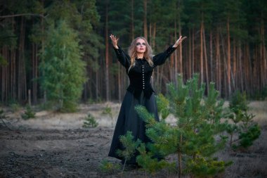 2020 'de karanlık bir çam ormanında cadı kız.