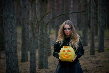 Cadılar bayramında cadı cadı kız balkabağı 2020 karanlık bir çam ormanında