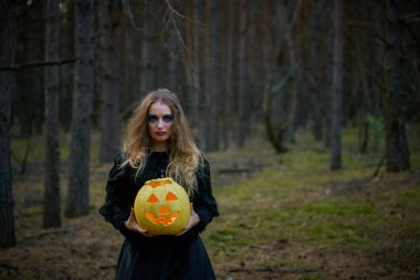 Cadılar bayramında cadı cadı kız balkabağı 2020 karanlık bir çam ormanında