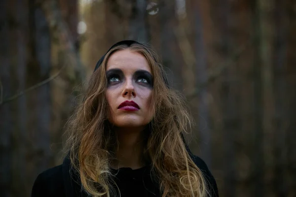 Дівчина Відьма Темному Сосновому Лісі 2020 — стокове фото