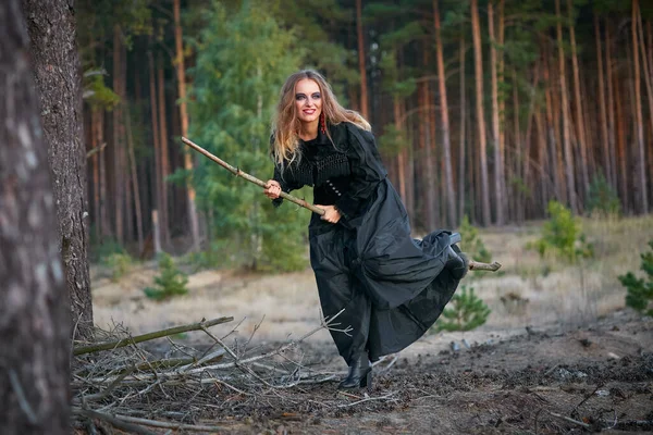 Dívka Čarodějnice Čarodějnice Tmavém Borovém Lese 2020 — Stock fotografie
