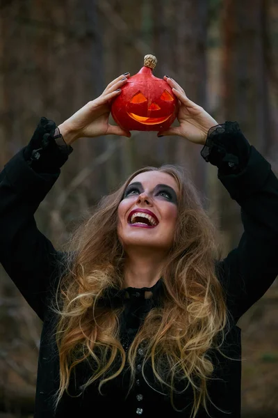 Fille Sorcière Sorcière Citrouille Sur Halloween Dans Une Forêt Pins — Photo