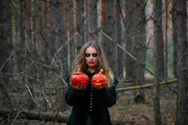 Dívka Čarodějnice Čarodějnice Dýně Halloween Tmavém Borovém Lese 2020 — Stock fotografie