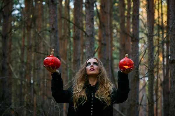 Fille Sorcière Sorcière Citrouille Sur Halloween Dans Une Forêt Pins — Photo