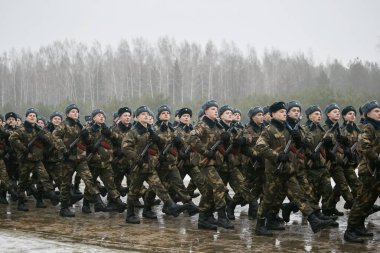 Minsk, Belarus - 16 Aralık 2017: Belarus Cumhuriyeti yemini eden askerlerin resmi geçidi
