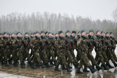 Minsk, Belarus - 16 Aralık 2017: Belarus Cumhuriyeti yemini eden askerlerin resmi geçidi