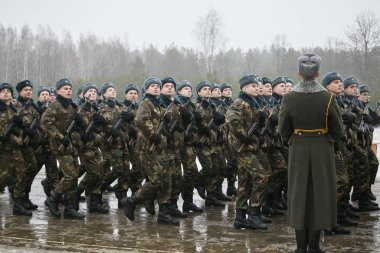 Minsk, Belarus - 16 Aralık 2017: Belarus Cumhuriyeti yemini eden askerlerin resmi geçidi