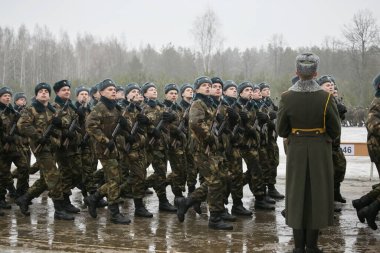 Minsk, Belarus - 16 Aralık 2017: Belarus Cumhuriyeti yemini eden askerlerin resmi geçidi