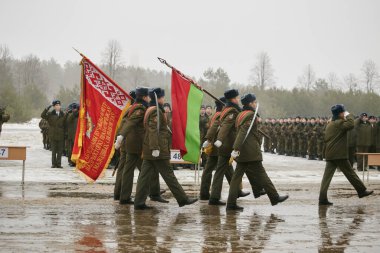 Minsk, Belarus - 16 Aralık 2017: Belarus Cumhuriyeti yemini eden askerlerin resmi geçidi