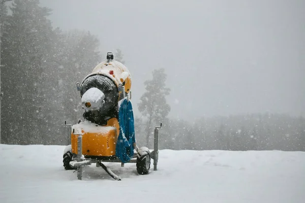 2020年降雪中滑雪场的雪炮 — 图库照片