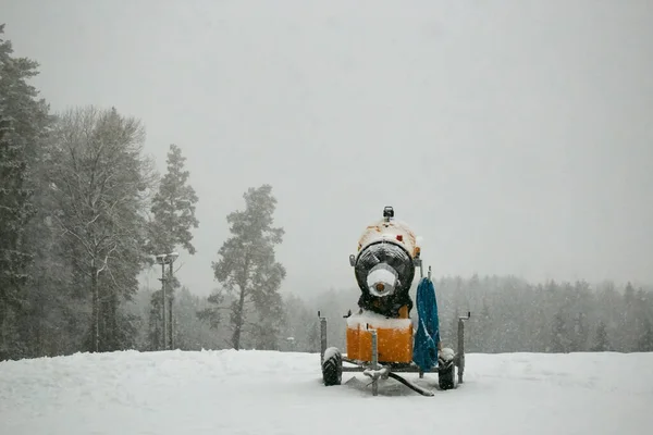 2020年降雪中滑雪场的雪炮 — 图库照片