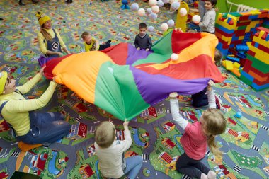 Gomel, Belarus - 18 Nisan 2018: Çocuklar eğlence merkezinde oynuyor. Doğum tarihi 2020