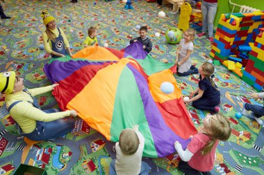 Gomel, Belarus - 18 Nisan 2018: Çocuklar eğlence merkezinde oynuyor. Doğum tarihi 2020