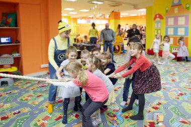 Gomel, Belarus - 18 Nisan 2018: Çocuklar eğlence merkezinde oynuyor. Doğum tarihi 2020