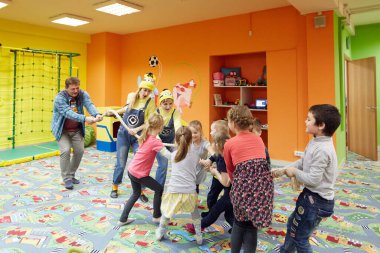 Gomel, Belarus - 18 Nisan 2018: Çocuklar eğlence merkezinde oynuyor. Doğum tarihi 2020
