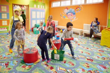 Gomel, Belarus - 18 Nisan 2018: Çocuklar eğlence merkezinde oynuyor. Doğum tarihi 2020