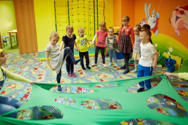 Gomel, Belarus - 18 Nisan 2018: Çocuklar eğlence merkezinde oynuyor. Doğum tarihi 2020