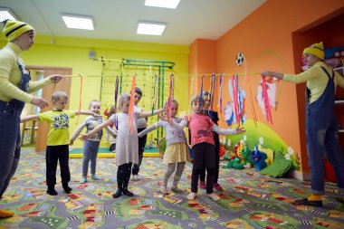 Gomel, Belarus - 18 Nisan 2018: Çocuklar eğlence merkezinde oynuyor. Doğum tarihi 2020