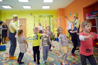 Gomel, Belarus - 18 Nisan 2018: Çocuklar eğlence merkezinde oynuyor. Doğum tarihi 2020