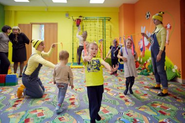 Gomel, Belarus - 18 Nisan 2018: Çocuklar eğlence merkezinde oynuyor. Doğum tarihi 2020