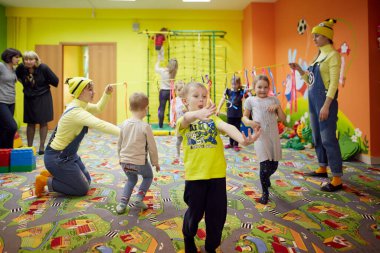 Gomel, Belarus - 18 Nisan 2018: Çocuklar eğlence merkezinde oynuyor. Doğum tarihi 2020