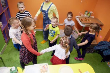 Gomel, Belarus - 18 Nisan 2018: Çocuklar eğlence merkezinde oynuyor. Doğum tarihi 2020