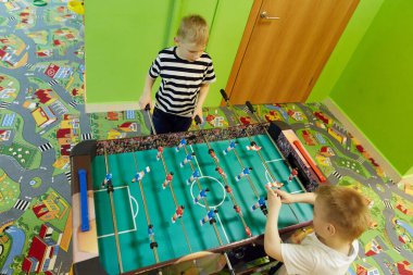 Gomel, Belarus - 18 Nisan 2018: Çocuklar eğlence merkezinde oynuyor. Doğum tarihi 2020