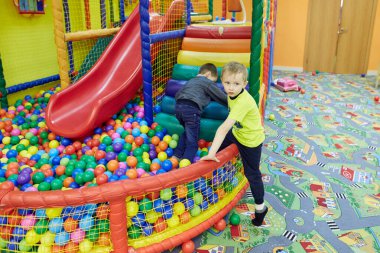 Gomel, Belarus - 18 Nisan 2018: Çocuklar eğlence merkezinde oynuyor. Doğum tarihi 2020