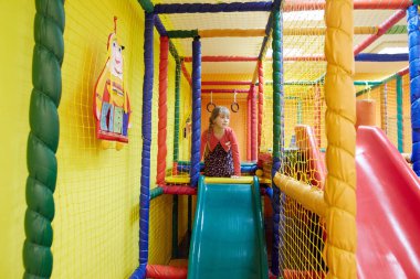 Gomel, Belarus - 18 Nisan 2018: Çocuklar eğlence merkezinde oynuyor. Doğum tarihi 2020