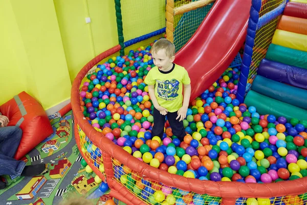 Gomel Weißrussland April 2018 Kinder Spielen Kinderunterhaltungszentrum Geburtstag 2020 — Stockfoto