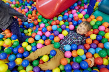 Gomel, Belarus - 18 Nisan 2018: Çocuklar eğlence merkezinde oynuyor. Doğum tarihi 2020