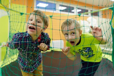 Gomel, Belarus - 18 Nisan 2018: Çocuklar eğlence merkezinde oynuyor. Doğum tarihi 2020