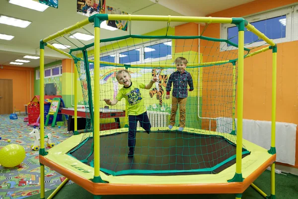 白俄罗斯戈梅利 2018年4月18日 儿童在儿童娱乐中心玩耍 2020年生日 — 图库照片
